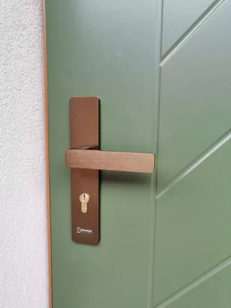 zielone-drzwi-z-klamka